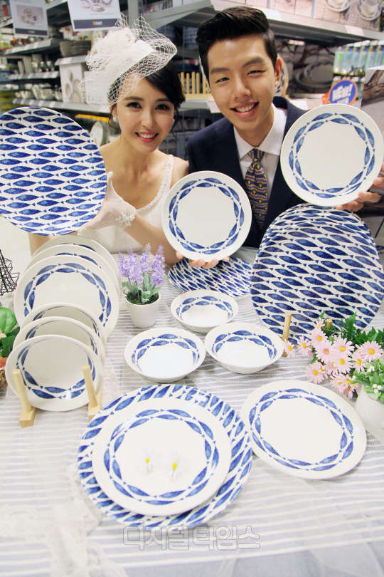 30일 이마트 용산점에서 모델들이 실속형 혼수용 그릇 세트인 '처칠 시에니 디너 4인 세트'를 선보이고 있다. 이마트는 혼수철을 맞아 오는 14일까지 2주간 전국 점포에서 해외에서 직접 들여온  혼수 그릇세트를 기존가 대비 20% 가량 저렴한 가격에 판매한다. 이마트 제공